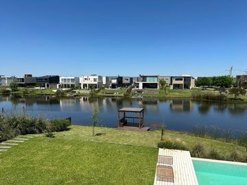 VENTA CASA 6 ambientes en Barrio Acacias - Puertos del Lago
