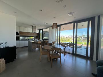 VENTA CASA 6 ambientes en Barrio Acacias - Puertos del Lago