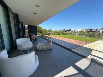 VENTA CASA 6 ambientes en Barrio Acacias - Puertos del Lago