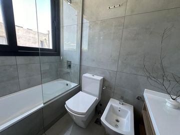 VENTA CASA 6 ambientes en Barrio Acacias - Puertos del Lago