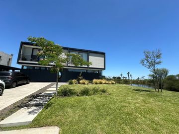 VENTA CASA 6 ambientes en Barrio Acacias - Puertos del Lago