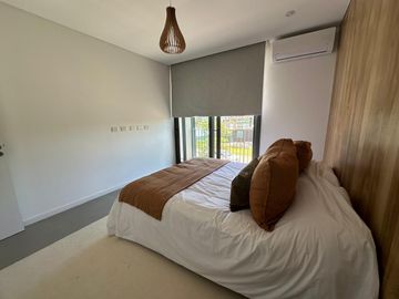 VENTA CASA 6 ambientes en Barrio Acacias - Puertos del Lago