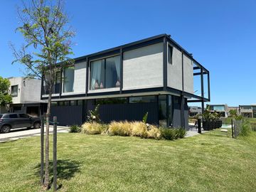 VENTA CASA 6 ambientes en Barrio Acacias - Puertos del Lago