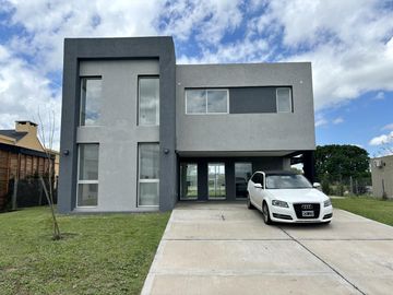 VENTA CASA SAN SEBASTIAN AREA 2 - 7 AMBIENTES AL GOLF