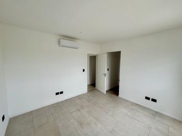 VENTA CASA SAN SEBASTIAN AREA 2 - 7 AMBIENTES AL GOLF