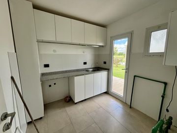VENTA CASA SAN SEBASTIAN AREA 2 - 7 AMBIENTES AL GOLF