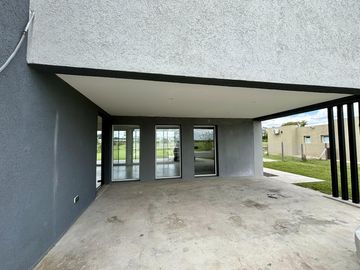 VENTA CASA SAN SEBASTIAN AREA 2 - 7 AMBIENTES AL GOLF