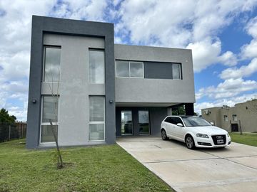 VENTA CASA SAN SEBASTIAN AREA 2 - 7 AMBIENTES AL GOLF