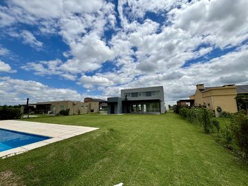 VENTA CASA SAN SEBASTIAN AREA 2 - 7 AMBIENTES AL GOLF