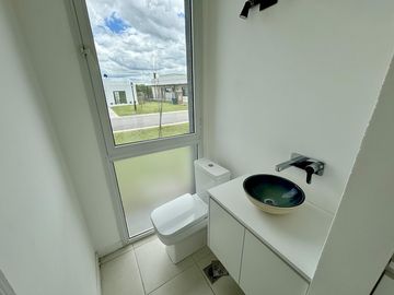 VENTA CASA SAN SEBASTIAN AREA 2 - 7 AMBIENTES AL GOLF