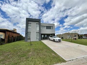 VENTA CASA SAN SEBASTIAN AREA 2 - 7 AMBIENTES AL GOLF