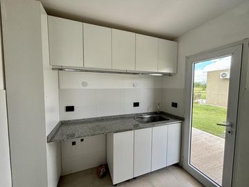 VENTA CASA SAN SEBASTIAN AREA 2 - 7 AMBIENTES AL GOLF