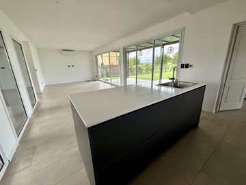 VENTA CASA SAN SEBASTIAN AREA 2 - 7 AMBIENTES AL GOLF