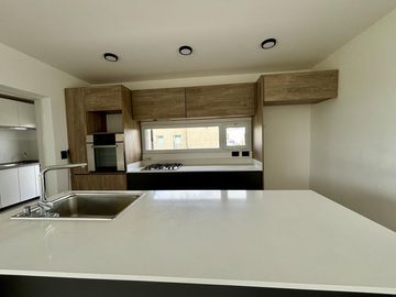 VENTA CASA SAN SEBASTIAN AREA 2 - 7 AMBIENTES AL GOLF