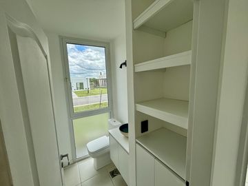 VENTA CASA SAN SEBASTIAN AREA 2 - 7 AMBIENTES AL GOLF