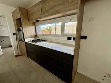 VENTA CASA SAN SEBASTIAN AREA 2 - 7 AMBIENTES AL GOLF