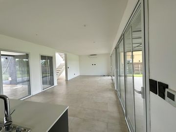 VENTA CASA SAN SEBASTIAN AREA 2 - 7 AMBIENTES AL GOLF