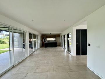 VENTA CASA SAN SEBASTIAN AREA 2 - 7 AMBIENTES AL GOLF