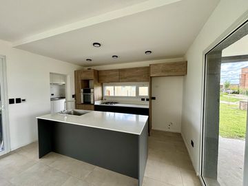 VENTA CASA SAN SEBASTIAN AREA 2 - 7 AMBIENTES AL GOLF