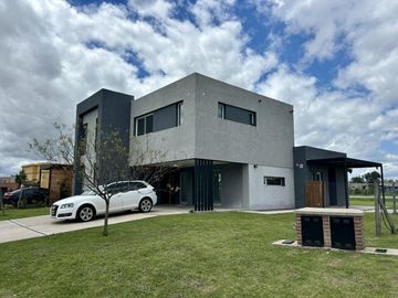 VENTA CASA SAN SEBASTIAN AREA 2 - 7 AMBIENTES AL GOLF