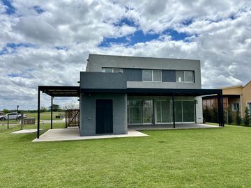 VENTA CASA SAN SEBASTIAN AREA 2 - 7 AMBIENTES AL GOLF