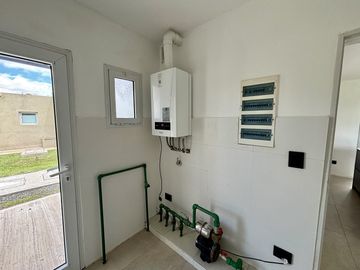 VENTA CASA SAN SEBASTIAN AREA 2 - 7 AMBIENTES AL GOLF