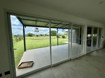 VENTA CASA SAN SEBASTIAN AREA 2 - 7 AMBIENTES AL GOLF