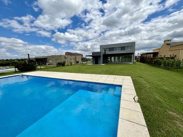 VENTA CASA SAN SEBASTIAN AREA 2 - 7 AMBIENTES AL GOLF