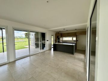 VENTA CASA SAN SEBASTIAN AREA 2 - 7 AMBIENTES AL GOLF