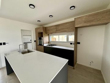 VENTA CASA SAN SEBASTIAN AREA 2 - 7 AMBIENTES AL GOLF