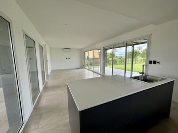 VENTA CASA SAN SEBASTIAN AREA 2 - 7 AMBIENTES AL GOLF