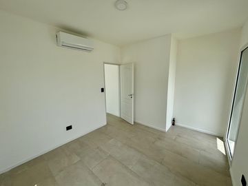 VENTA CASA SAN SEBASTIAN AREA 2 - 7 AMBIENTES AL GOLF