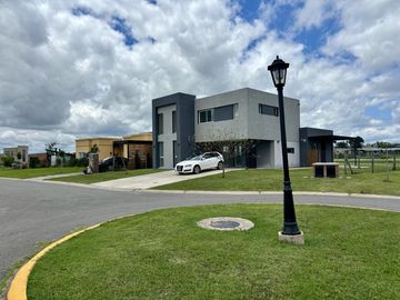 VENTA CASA SAN SEBASTIAN AREA 2 - 7 AMBIENTES AL GOLF