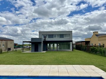 VENTA CASA SAN SEBASTIAN AREA 2 - 7 AMBIENTES AL GOLF