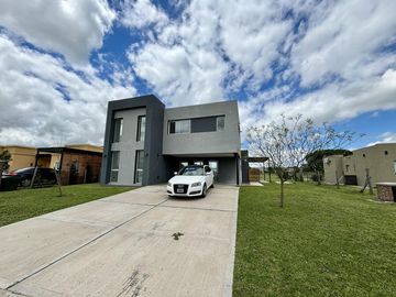 VENTA CASA SAN SEBASTIAN AREA 2 - 7 AMBIENTES AL GOLF