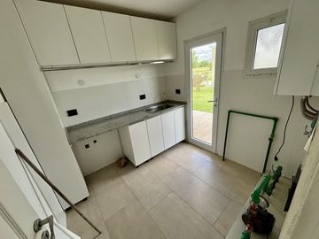 VENTA CASA SAN SEBASTIAN AREA 2 - 7 AMBIENTES AL GOLF