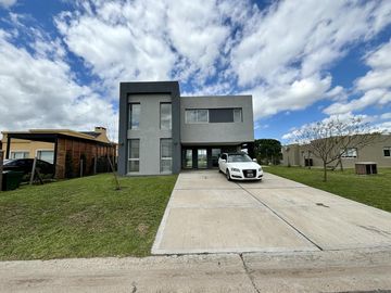 VENTA CASA SAN SEBASTIAN AREA 2 - 7 AMBIENTES AL GOLF