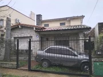 Casa en venta - 4 Dormitorios 2 Baños - Cochera - 210Mts2 - Ituzaingó