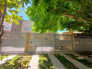 Duplex en venta - CENTENARIO casco viejo.