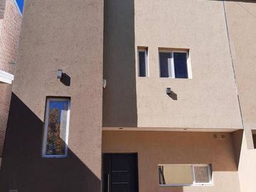 Duplex en venta - CENTENARIO casco viejo.