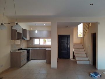 Duplex en venta - CENTENARIO casco viejo.