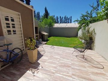 Duplex en venta - CENTENARIO casco viejo.