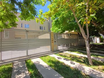 Duplex en venta - CENTENARIO casco viejo.