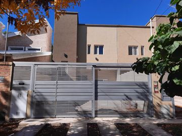 Duplex en venta - CENTENARIO casco viejo.