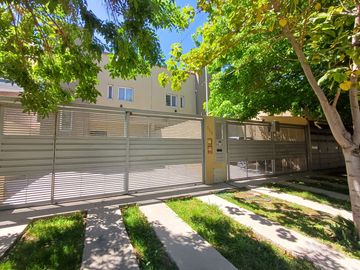 Duplex en venta - CENTENARIO casco viejo.