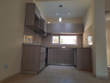 Duplex en venta - CENTENARIO casco viejo.