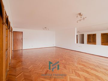 Vendo ! Departamento con Cochera en Barrio Nueva Cordoba