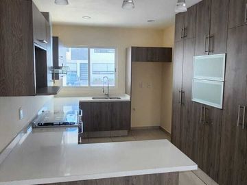 CASA EN VENTA EN LUCEPOLIS CON 5 HABITACIONES