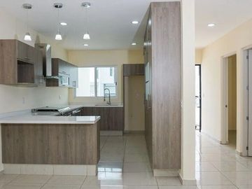 CASA EN VENTA EN LUCEPOLIS CON 5 HABITACIONES