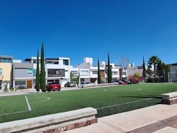 CASA EN VENTA EN LUCEPOLIS CON 5 HABITACIONES